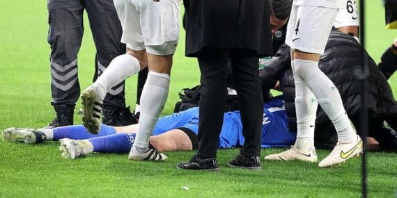 İzmir derbisinde olaylar çıktı, maç ertelendi