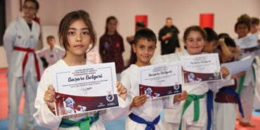 aliagali-minik-yuzucu-ve-taekwondoculara-basari-belgesi