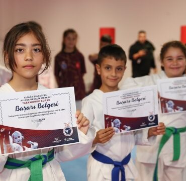 aliagali-minik-yuzucu-ve-taekwondoculara-basari-belgesi