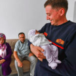 kahraman-itfaiyeci-yangindan-kurtardigi-nehir-bebekle-bulustu