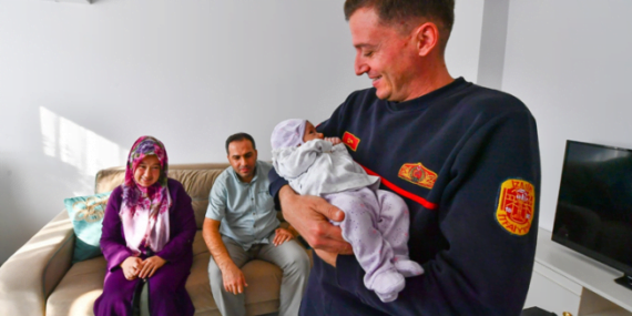 Kahraman itfaiyeci yangından kurtardığı Nehir bebekle buluştu