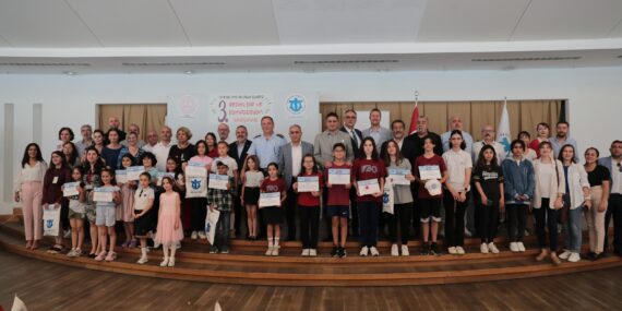 İMEAK DTO Aliağa Şubesi’nin düzenlediği yarışmada dereceye giren öğrencilere ödülleri verildi