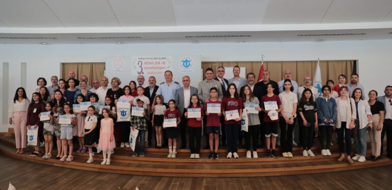 İMEAK DTO Aliağa Şubesi’nin düzenlediği yarışmada dereceye giren öğrencilere ödülleri verildi