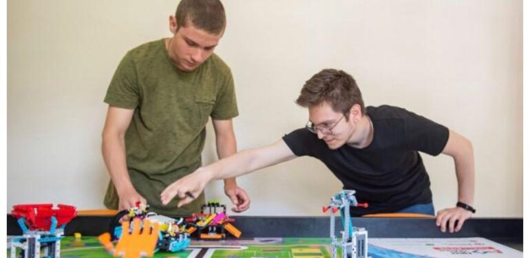 Gençlere yapay zekâ eğitimi.