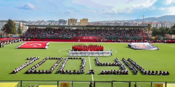 100.Yıl Coşkusu Fener Alayı ve Nilüfer Konseriyle Devam Edecek