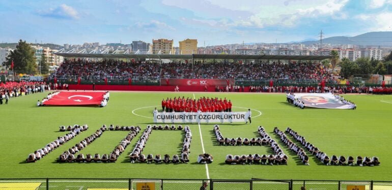 100.Yıl Coşkusu Fener Alayı ve Nilüfer Konseriyle Devam Edecek